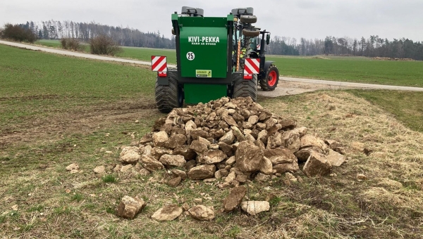 Sběr kamene z polí